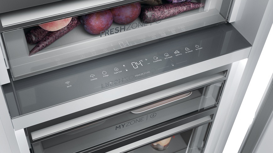 digitální displej uvnitř vestavné chladničky haier ID Titanium 6 HMLT7518EW