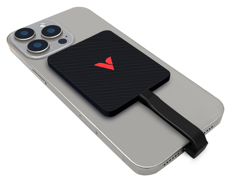 SSD Verbatim SnapBack 1TB připojený k telefonu pomocí dodávaného kabelu USB-C