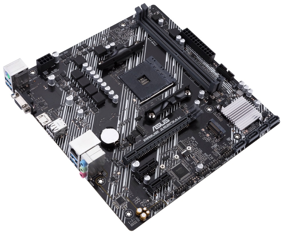 Základní deska Asus PRIME A520M-K Pohled na desku šikmo shora, vidíme všechny sloty i částečně boční porty pro externí zařízení.