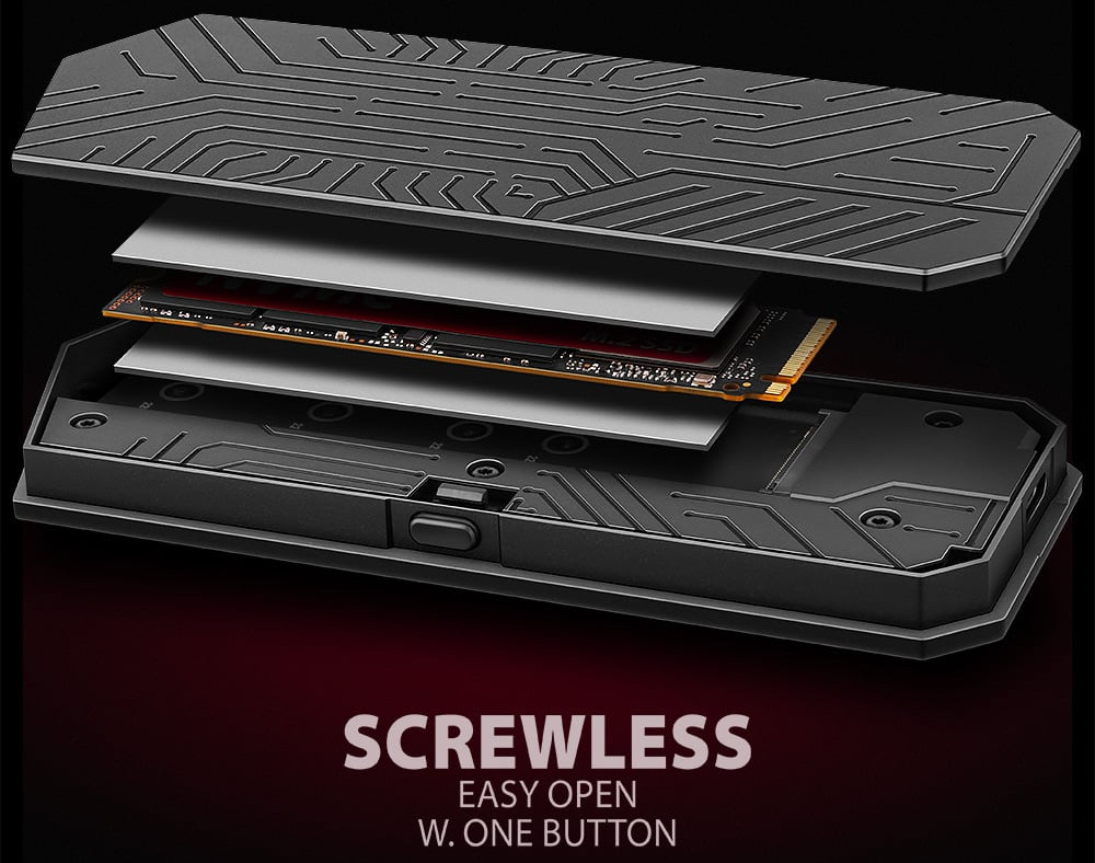 Externí rámeček Axagon GAME box, USB-C 10Gbps - NVMe & SATA SSD M.2 černý Na obrázku je rozložený externí box AXAGON GAME pro M.2 SSD v černém herním designu. Jednotlivé vrstvy jsou oddělené nad sebou, takže je vidět horní kryt s výrazným reliéfním vzorem, pod ním teplovodivé podložky, samotný SSD modul a spodní část těla boxu. Uprostřed spodní části je zvýrazněné tlačítko, které naznačuje snadné otevření bez šroubků. Dole je anglický text, že box lze otevřít jedním tlačítkem.
