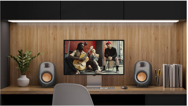 Reproduktory Yenkee YSP 2060 na pracovním stole vedle monitoru v moderním interiéru