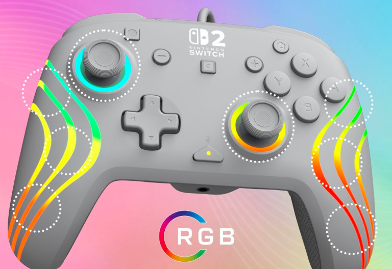 Osm RGB zón šedého gamepadu rozmístěných kolem analogových páček a podél obou rukojetí