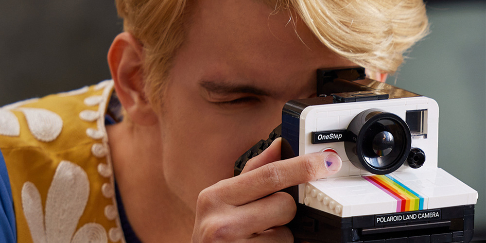 Stavebnice LEGO® Ideas 21345 Fotoaparát Polaroid OneStep SX-70 Tři ilustrované fotografie lze vložit do modelu a po stisknutí spouště je nechat skutečně vysunout.