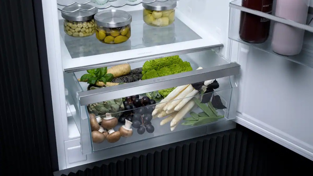 Pohled na otevřenou zásuvku DailyFresh se zeleninou