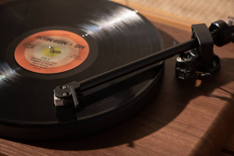 Gramofon Crosley C65 hnědý Detail raménka a přenosky Audio-Technica gramofonu Crosley C65 při přehrávání vinylu
