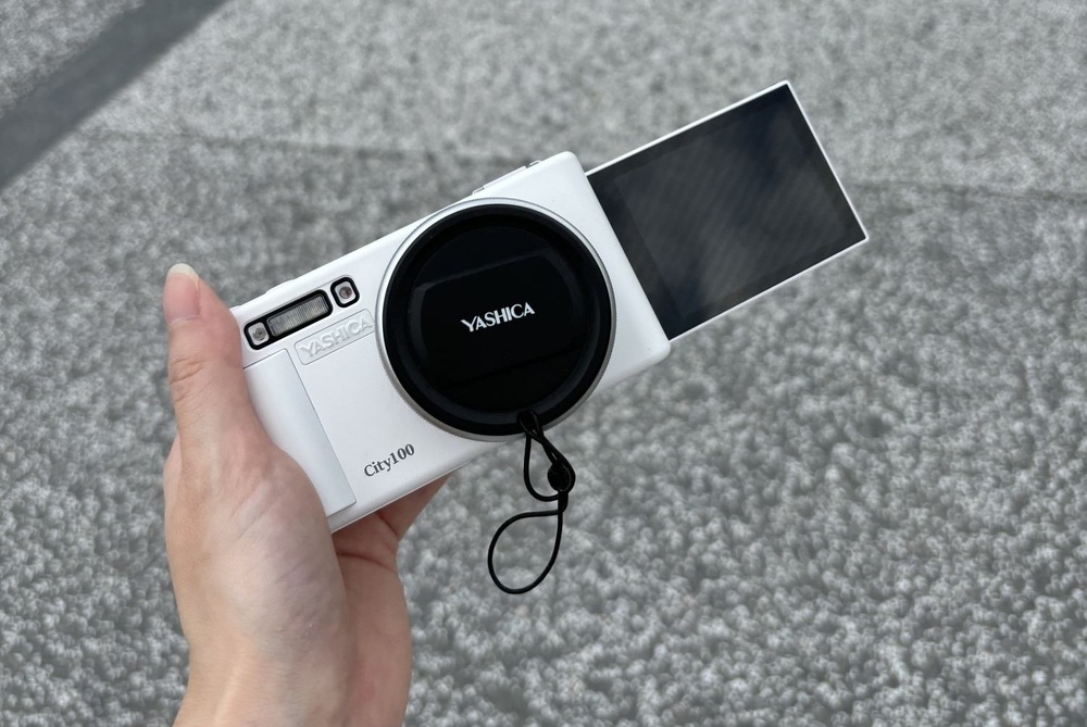 Yashica City 100 váží jen 220 g