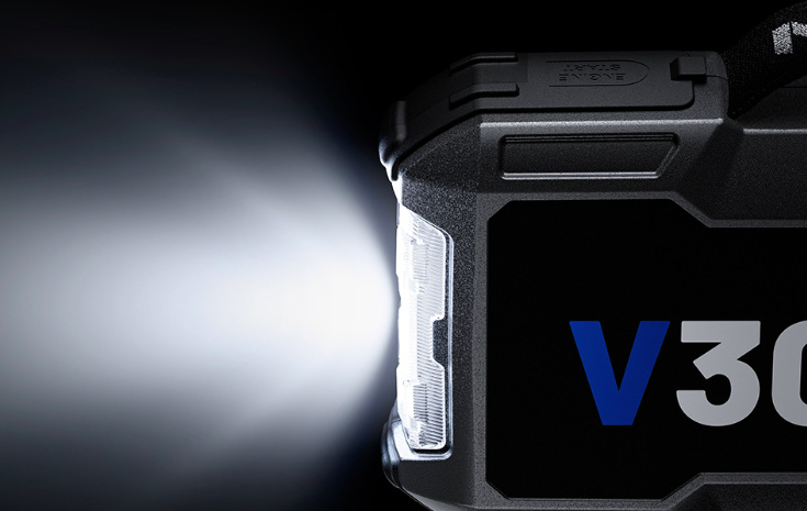 Detail vestavěného LED světla startovacího boxu TOPDON Jump Starter V3000