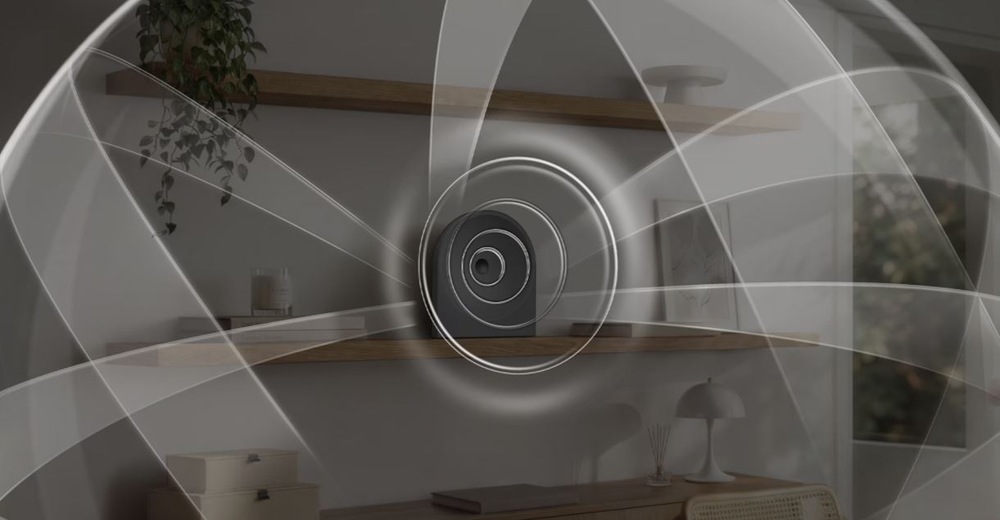 Reproduktory Samsung Music Studio 5 LS50H (2 ks) černé vlny zvuku, který vychazi z reproduktoru Samsung HW-LS50H Studio 5. Reproduktor stoji na policich. Je tam i rostlina nebo jine dekorace.