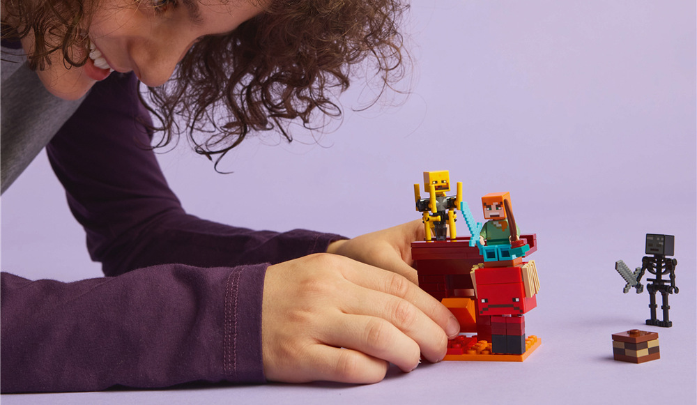 Model děti zavede do Minecraftu, kde čelí mobům, lávě a dalším nástrahám.