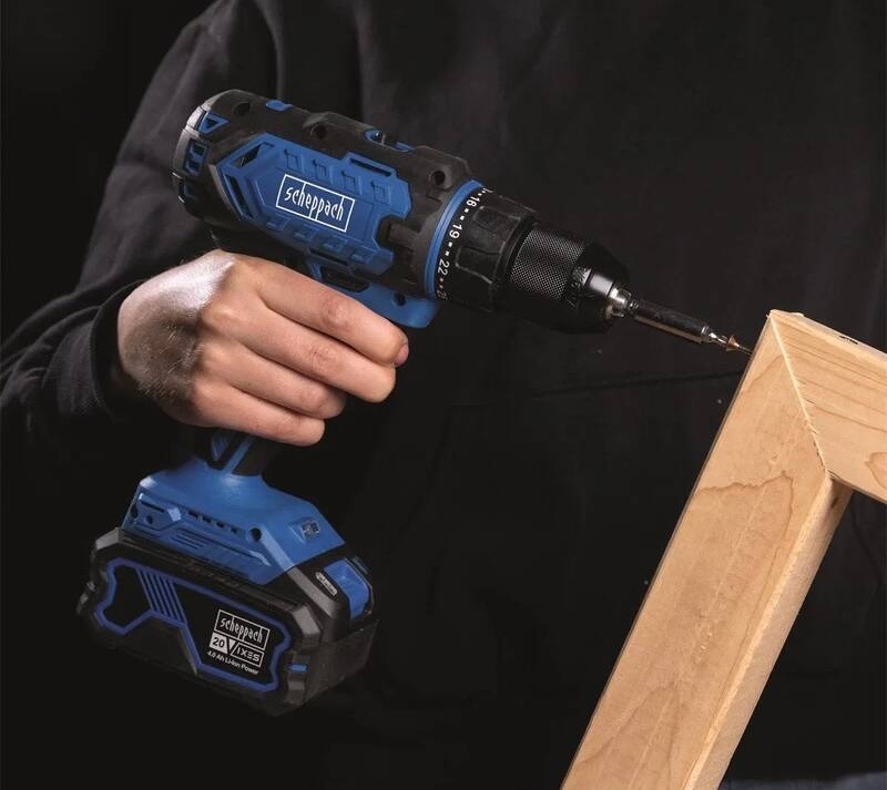 Vrtací šroubovák Scheppach C-DD45-X-SET S - 20 V IXES (s baterií) Detailní pohled na nastavení točivého momentu na prstenci aku vrtačky Scheppach při šroubování do dřevěného rámu.