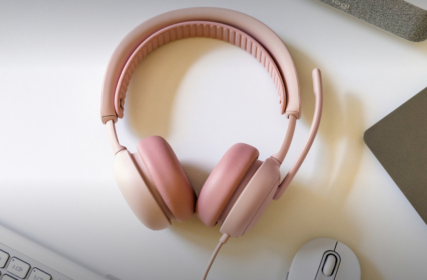 Headset Logitech Zone Wired 2 růžový Headset Logitech Zone Wired 2 jako součást moderního pracovního stolu, vhodný pro kancelářské i domácí nasazení