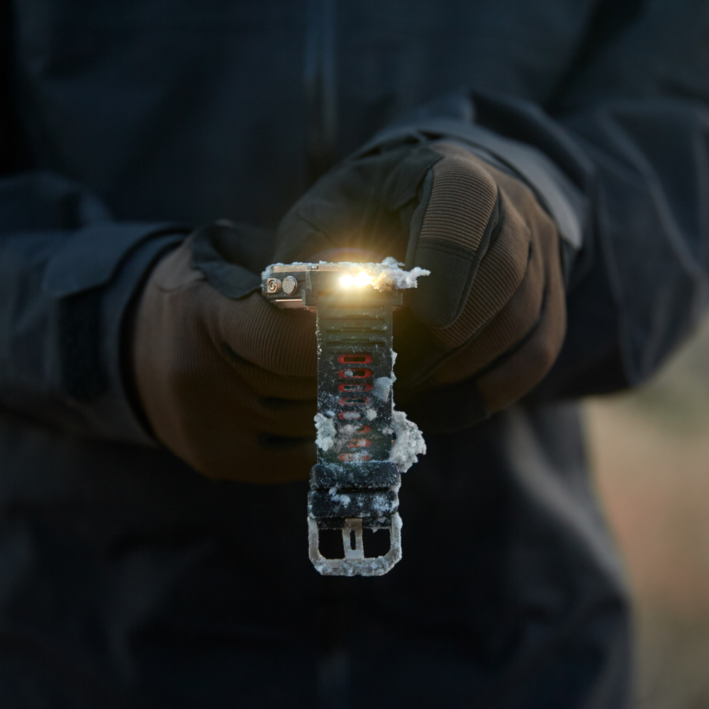 Chytré hodinky Amazfit T-Rex Ultra 2 černé Zapnutá svítilna na chytrých hodinkách Amazfit T-Rex Ultra 2