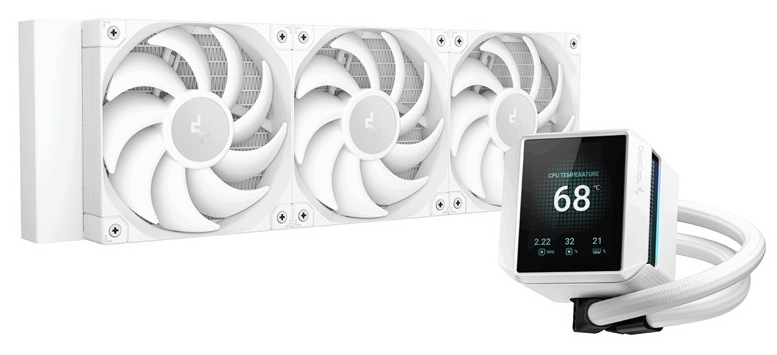 Na obrázku je vodní chladič procesoru DeepCool MYSTIQUE 360 v bílém provedení. Skládá se z dlouhého radiátoru se třemi velkými ventilátory pod sebou a z hranaté pumpy spojené s radiátorem dvojicí ohebných hadic. Na čelní straně pumpy je výrazný displej, který zobrazuje teplotu 68 stupňů a další malé provozní údaje. Produkt působí moderně, výkonně a prémiově.