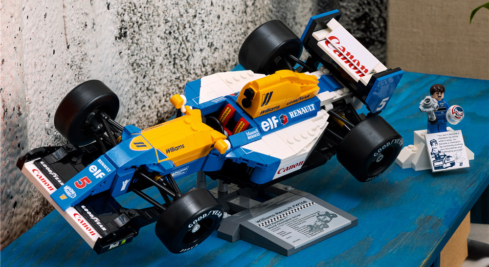 Stavebnice LEGO® Icons 10353 Williams Racing FW14B a Nigel Mansell Autentické detaily, funkční řízení, motor a pneumatiky Goodyear podtrhují závodní charakter modelu.