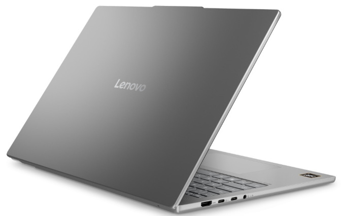 Hliníkové víko šedého notebooku Lenovo s logem a konektory na levé straně