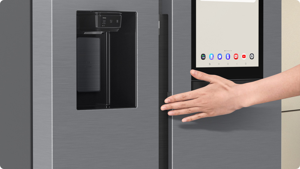 Ruka na dveřích lednice - dotykové otevírání lednice Samsung RS90F66BEFEO