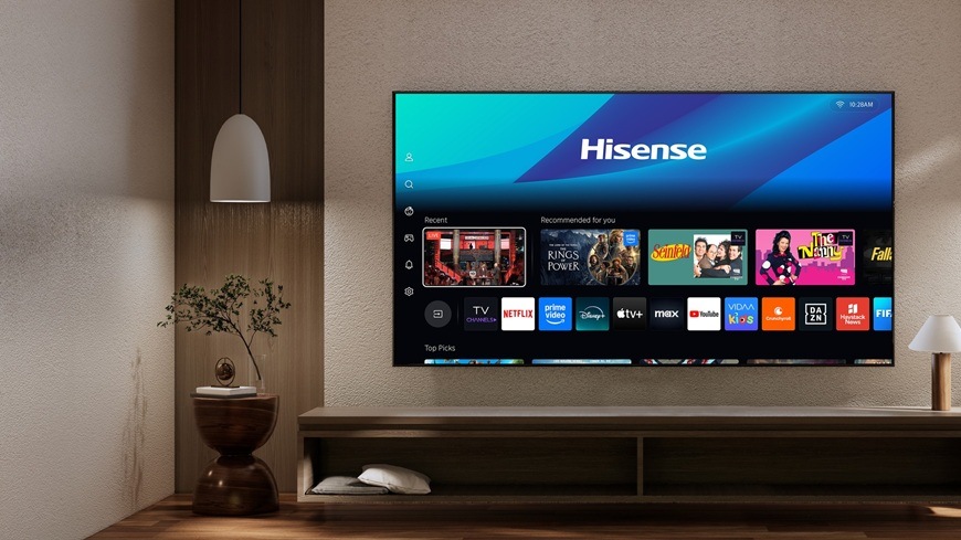 Televize Hisense 116UXQ Na obrázku je televize Hisense 116UXQ s náhledem, jak vypadá operační systém VIDAA Smart OS