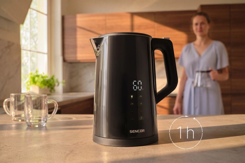Rychlovarná konvice Sencor SWK 0940BK 1,7 l černá Žena v kuchyni a na kuchyňské lince konvice Sencor SWK 0940BK 1,7 l