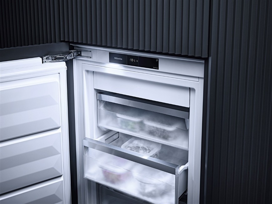 Detail mrazničky Miele s dotykovým ovládacím panelem FreshTouch v horní části