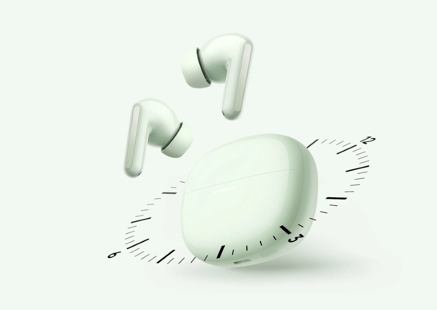 Pouzdro a sluchátka Xiaomi REDMI Buds 8 na pozadí s hodinami se chlubí dlouhou výdrží baterie