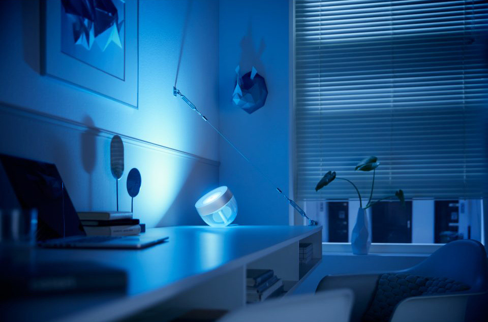 Stolní LED lampička Philips Hue Iris Silver Special Edition stříbrná