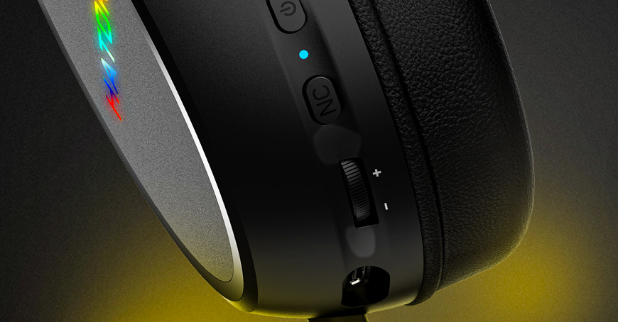 Detail ovládacích prvků a konektoru USB-C na mušli headsetu HATOR Hypergang 3 Wireless