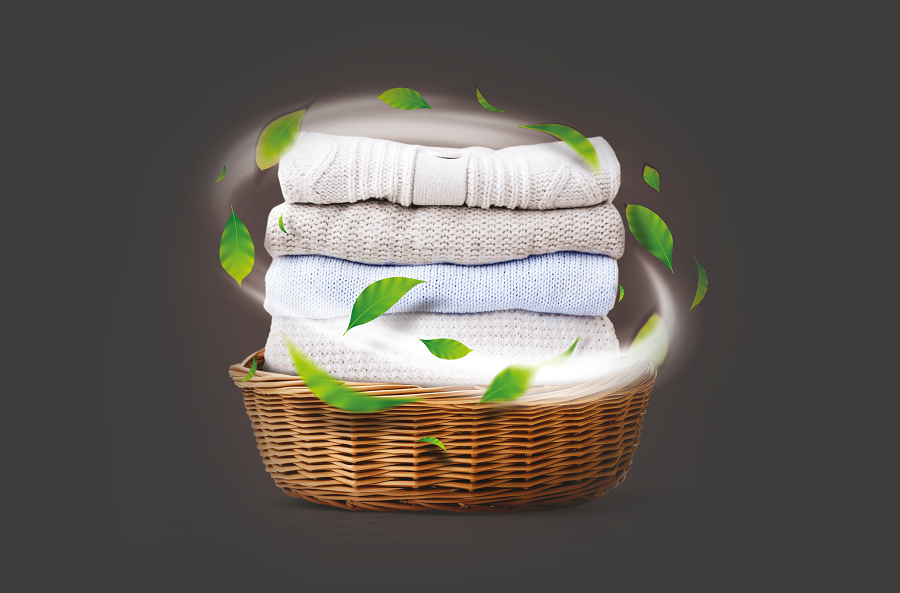 Pračka/sušička Whirlpool WPD 0736W ADS EE, parní technologie Steam, proutěný koš plný prádla s létajícími lístky na tmavém pozadí