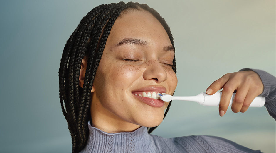 Žena si čistí zuby kartáčkem Philips HX4033/21 Sonicare 3100