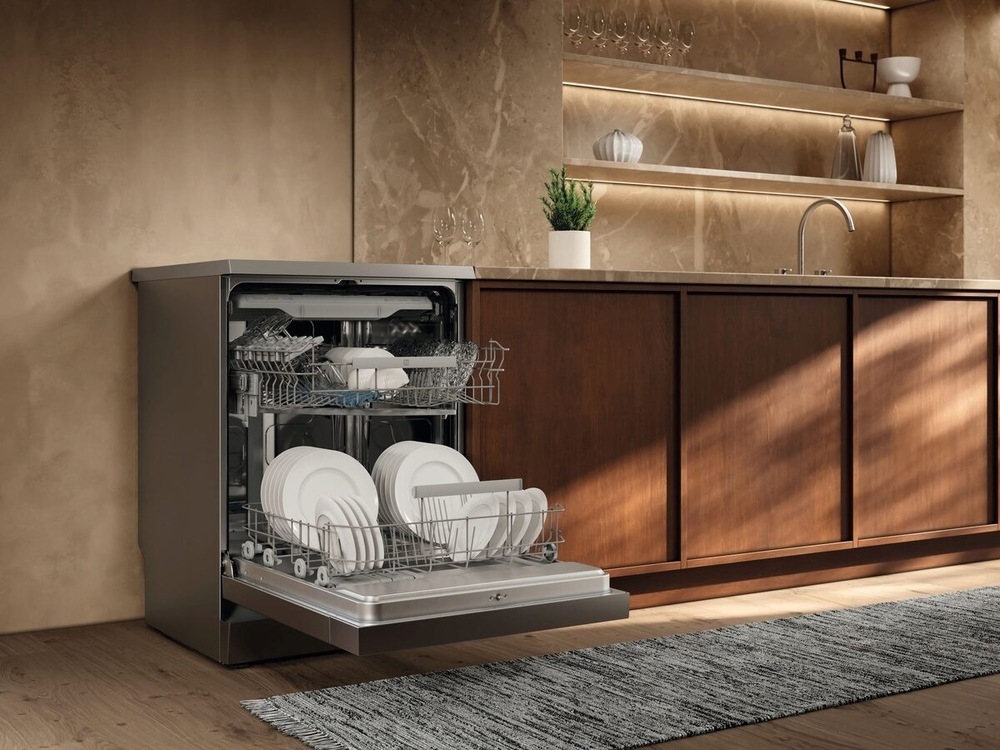 Myčka nádobí Electrolux Série 600 E62SC200SX nerez Otevřená myčka Electrolux E62SC200SX série 600 plná nádobí vedle kuchyňské linky.