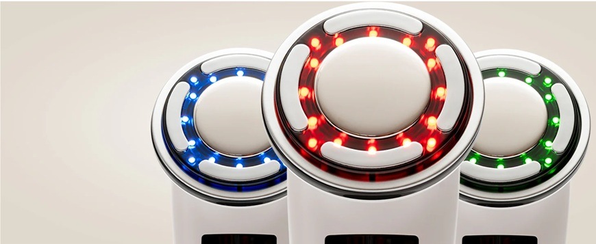 Detail obrázku přístrojů s různým nastavením barevné LED terapie.