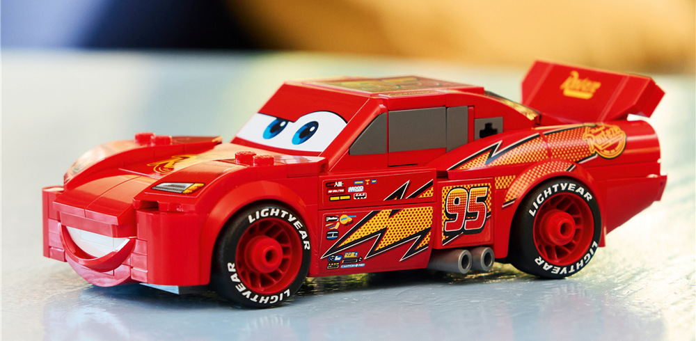 Stavebnice LEGO® Speed Champions 77255 Blesk McQueen Výrazný Blesk McQueen se hodí k hraní i vystavení na polici, stole nebo nočním stolku.