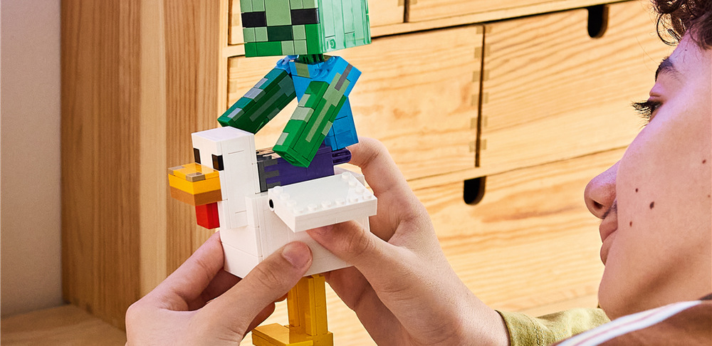 Stavebnice LEGO® Minecraft® 21582 Kuřecí žokej Hotový model LEGO měří přes 20 cm a díky dynamickému provedení se hodí také jako výrazná dekorace.