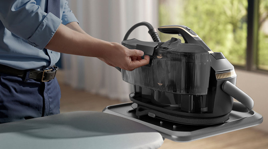 Žehlicí systém Philips 8000 Series PSG8300/80 černý Detailní pohled na nádržku na vodu žehlicího systému Philips PSG8300/80 8000 Series