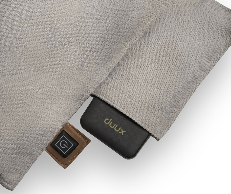 Detail kapsy a powerbanky u vyhřívací podložky Duux DXLV60 Mellow v šedé barvě