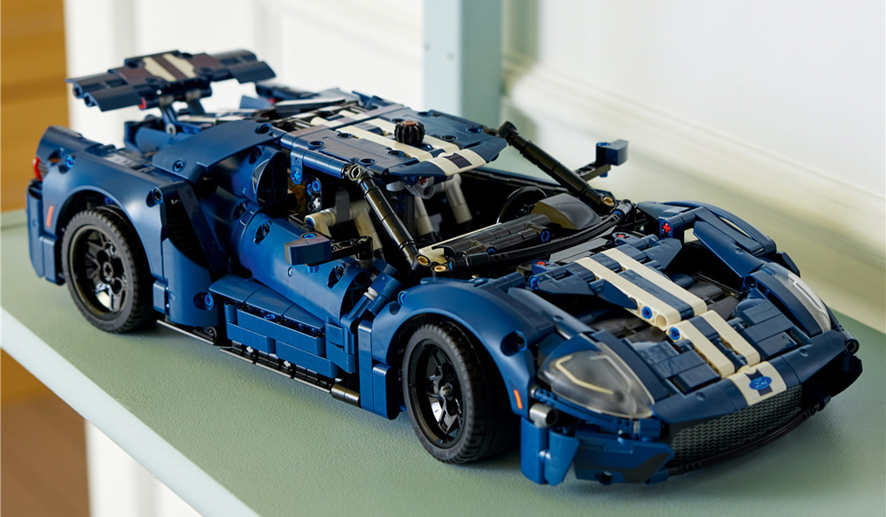 Stavebnice LEGO® Technic 42154 2022 Ford GT Aplikace LEGO Builder usnadní stavění a hotový Ford GT se stane stylovou dekorací nebo součástí sbírky.