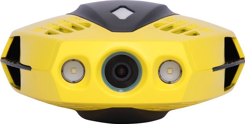 Žlutý podvodní dron Chasing Dory zepředu. Uprostřed má kameru, po stranách dvě LED světla a černé otvory vrtulí.