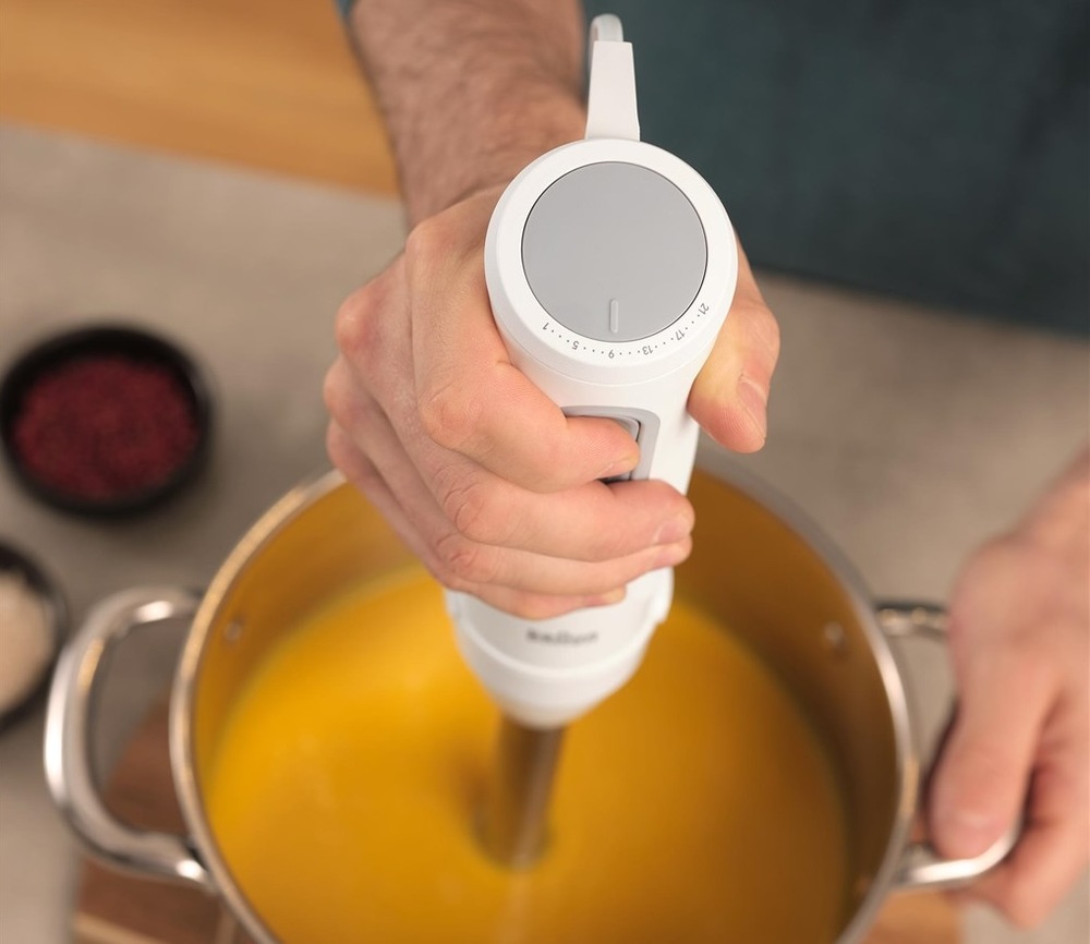 Ponorný mixér Braun MultiQuick 5 MQ50.236M bílý Muž mixující dýňovou polévku za pomocí Braun MultiQuick 5