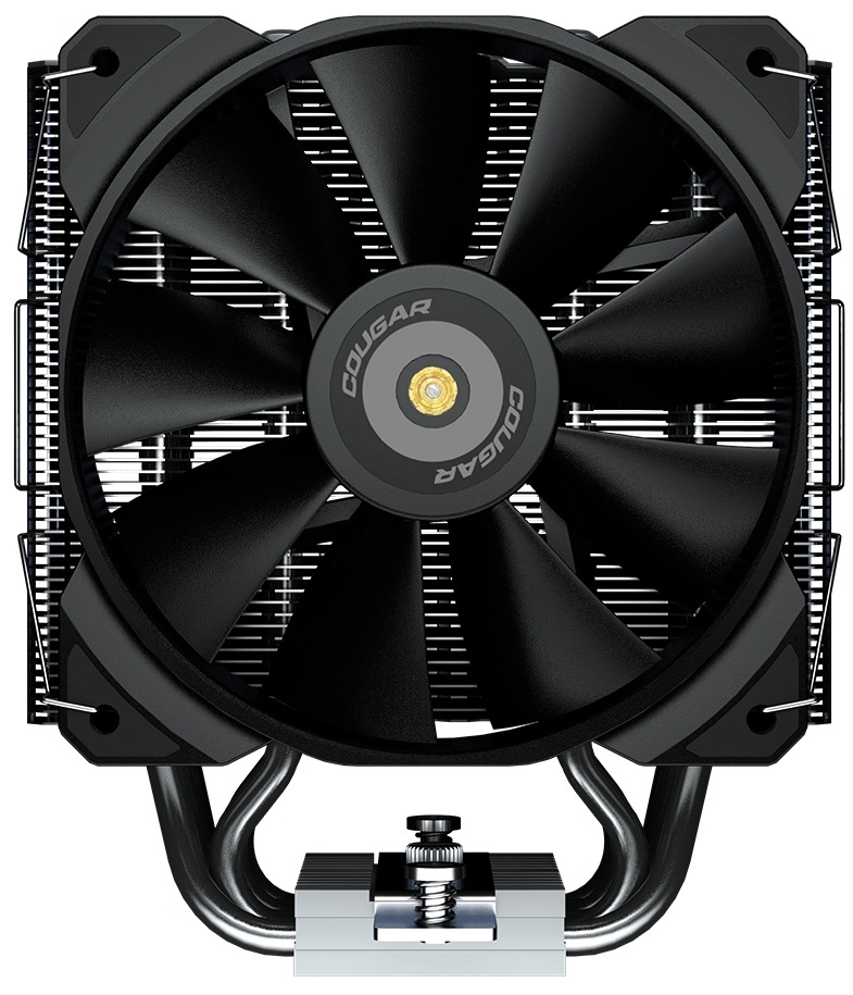 Na fotce je chladič COUGAR FORZA 85 zepředu jako klasická „věž“: uprostřed dominuje 120mm ventilátor uchycený kovovými sponami přímo na žebrování pasivu. Za ventilátorem je vidět blok hustých hliníkových žeber a nahoře vystupuje čistý horní kryt, který zakrývá konce heatpipe a dává chladiči uhlazený, hranatý vzhled. Celkově působí střídmě a bez RGB – jen černý ventilátor, rovná věž a čisté linie.