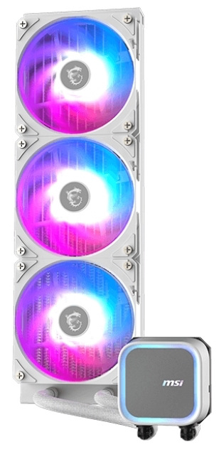 Na obrázku je bílý vodní chladič MSI MAG Coreliquid A13 360 White. Tvoří ho dlouhý radiátor se třemi velkými RGB ventilátory nad sebou a malá hranatá pumpa s podsvíceným rámečkem a logem MSI. Z radiátoru do pumpy vedou bílé opletené hadice. Celek působí čistě, moderně a herně.