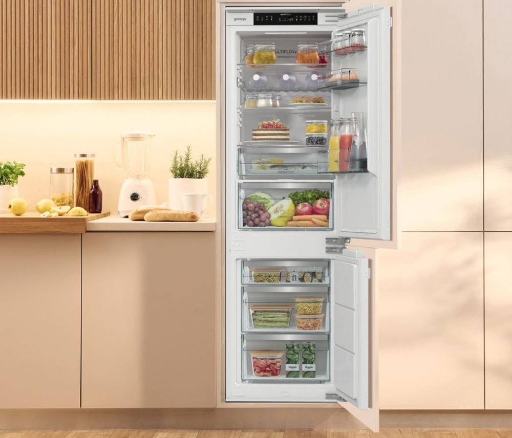 otevřená chladnička Gorenje NRKI517C62WF ve světlé kuchyni, do které pronikaji sluneční paprsky.