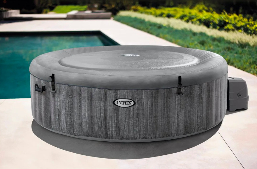Vířivka Intex PureSPA Greywood Deluxe™ s termoizolačním krytem u bazénu