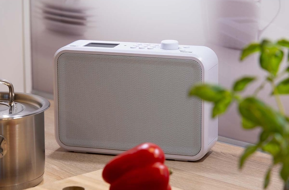 Internetový radiopřijímač s DAB+ Imperial DABMAN i460 stříbrný/bílý Rádio Imperial DABMAN i460 na kuchyňské lince vedle hrnce a čerstvé zeleniny.