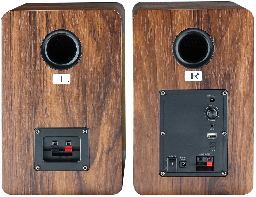 Reproduktory AKAI AHS-600A (2 ks) černý/hnědý Zadní panel reproduktorů Akai AHS600A s konektory AUX, USB a optickým vstupem.