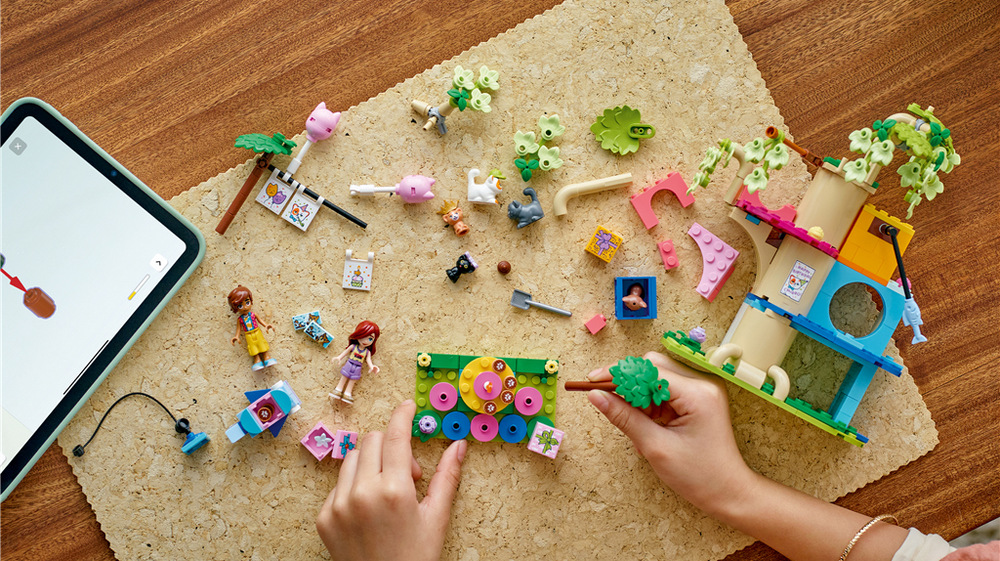 Stavebnice LEGO® Friends 42666 Kočičí narozeninová oslava a dům na stromě Kočičí domek na stromě nabízí pěti kočkám místo pro odpočinek, hraní i další dobrodružství po oslavě.
