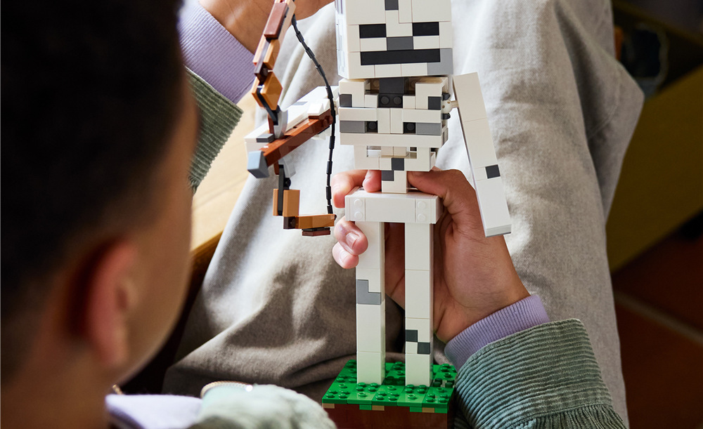 Kostlivec z 502 dílků zachovává ikonický vzhled Minecraftu a skvěle doplní herní koutek.