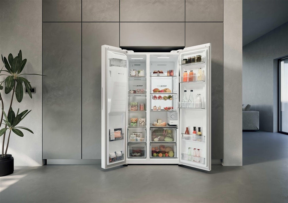 Americká lednice Haier HSW79F18DIGW bílá/sklo Chladnička amer. Haier HSW79F18DIGB, lifestylová fotka v kuchyni