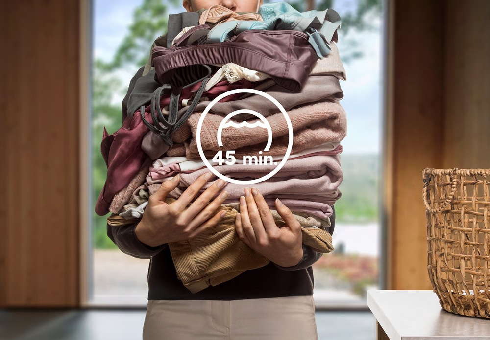 Pračka Electrolux SensiCare 600 EW6T836C bílá Žena nese náruč plnou prádla. Na hromádce je symbol pro program FullWash 45'.