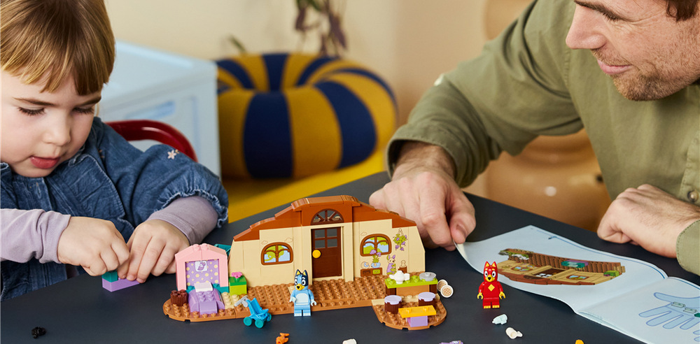 Stavebnice LEGO® Bluey 11221 Rusty, Bluey a škola Škola nabízí kuchyni, kavárnu, nemocnici i oddělení péče o novorozence pro různorodé hraní.