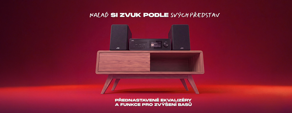 Mikrosystém JVC MX-E455 umístěný na dřevěném stolku s textem „Nalaď si zvuk podle svých představ“. Obsahuje přednastavené ekvalizéry a funkci pro zvýšení basů.