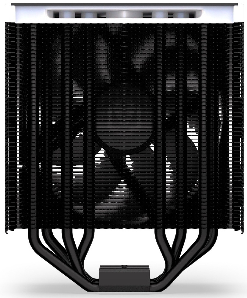 Chladič CPU ENDORFY Fera 5 Black ARGB Na obrázku je chladič CPU ENDORFY Fera 5 Black ARGB z pohledu zepředu. Vidíte hlavně hustou mřížku černých kovových žeber (radiátor), přes kterou je jen lehce patrný kruhový ventilátor schovaný za nimi. Dole vyčnívají čtyři zahnuté černé trubičky (heatpipe), které odvádějí teplo od procesoru do žeber. Nahoře je světlý okraj konstrukce, ale podsvícení na této fotce nesvítí.